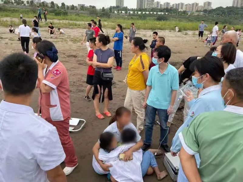 重庆两个孩子长江获救:一个小学老师落水救