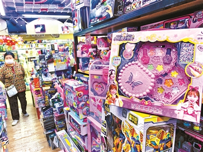 记者调查儿童化妆品乱象:“藏”在玩具盒里