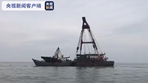 辽宁丹东遇难渔船被吊出海面 寻找失踪人员