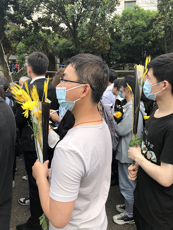 袁隆平院士遗体告别仪式在长沙举行 人们拿