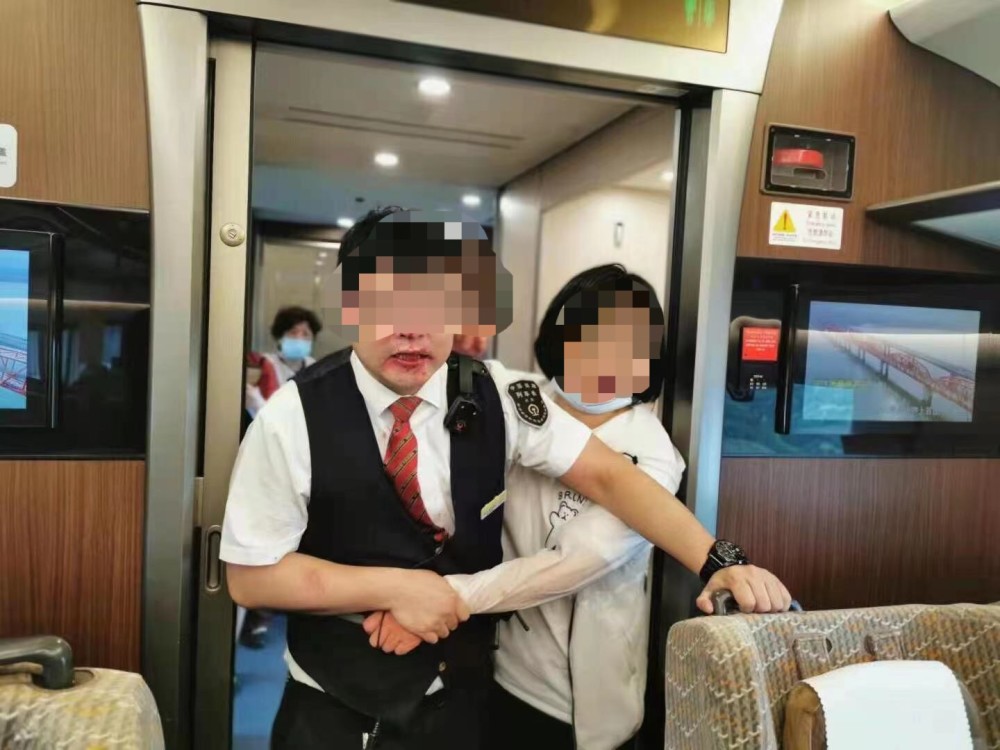武汉铁路局回应殴打列车员的女子:已移交警