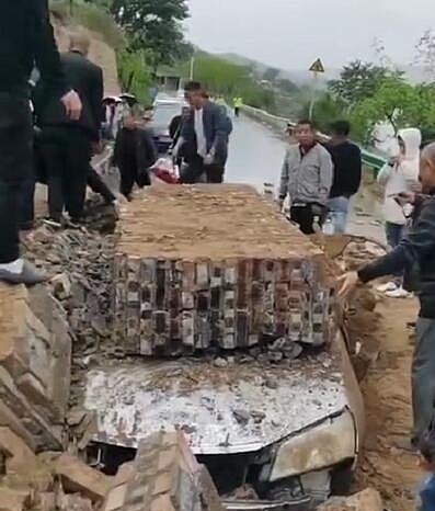 连续降雨致陕西一民宅砖墙倒塌，一小轿车被