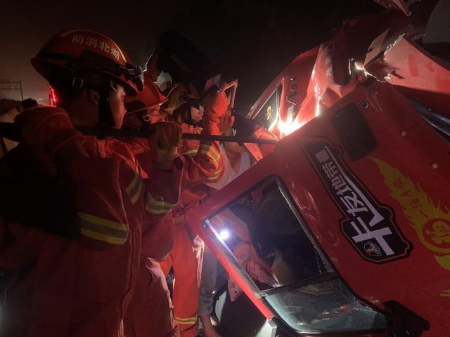 货车高速追尾司机被卡，武汉消防员跪地半小
