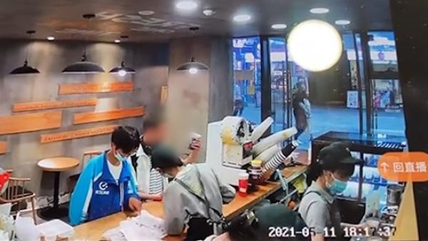 成都女子称被陌生男子泼奶茶 涉嫌录像 警