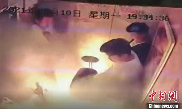 参观“电瓶车电梯爆燃”事故小区:楼道里还