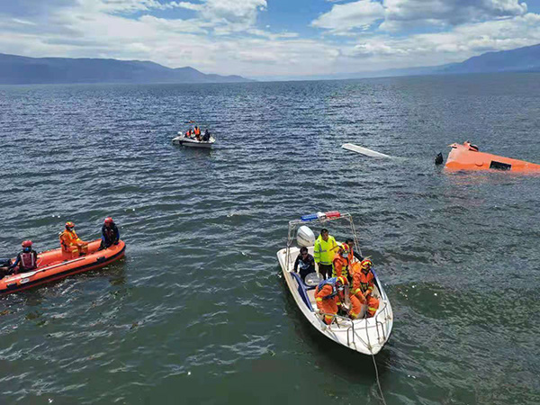 大理通报:一架直升机在取水时不慎坠入渤海