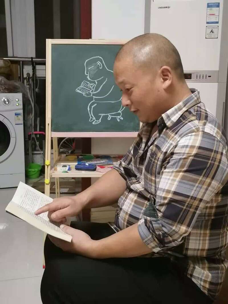 儿子自杀后 父亲潜入QQ群:他发了红包 