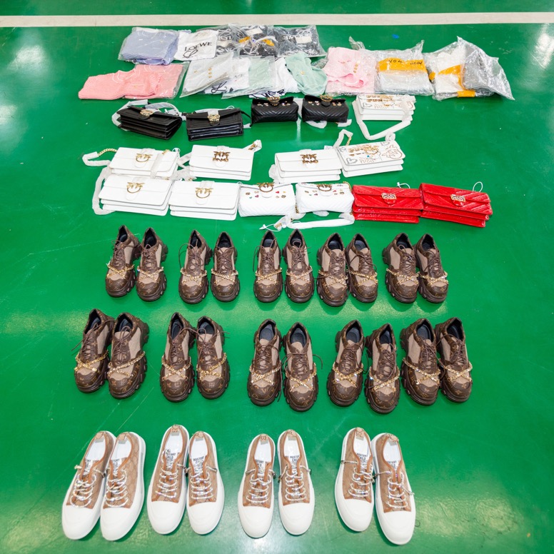 首都机场海关今年查获大量侵权商品 涉及L