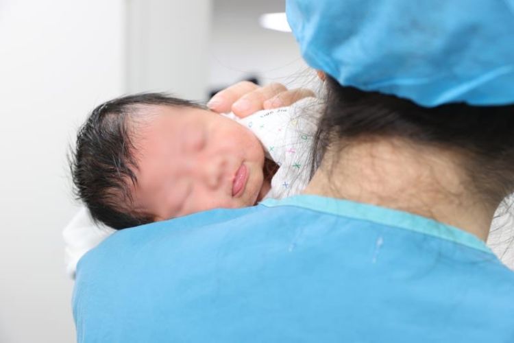 青岛女婴出生五天后被遗弃:警方介入 正常