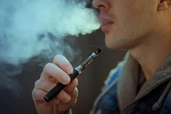 南京9名大学生在网上抽完电子烟后头晕 烦