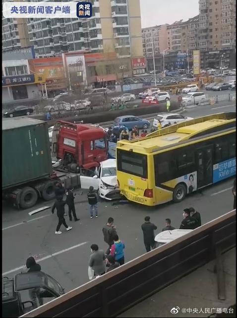 哈尔滨一辆重型半挂牵引车撞向21辆汽车 