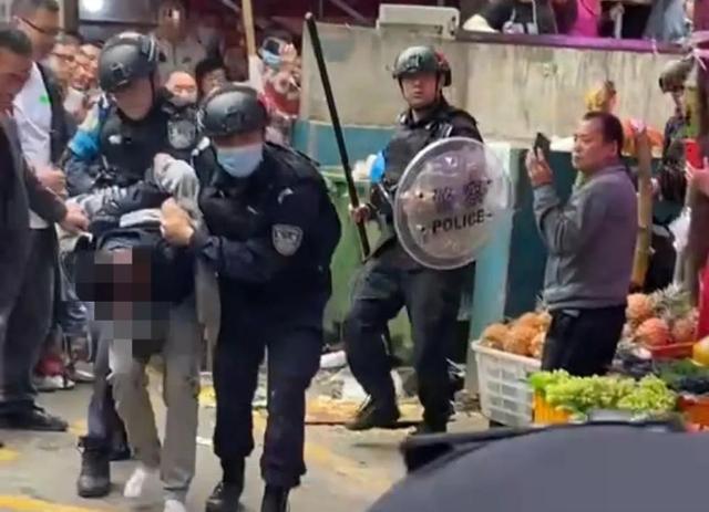 因生活琐事 与母亲吵架 成都男人拿刀上街