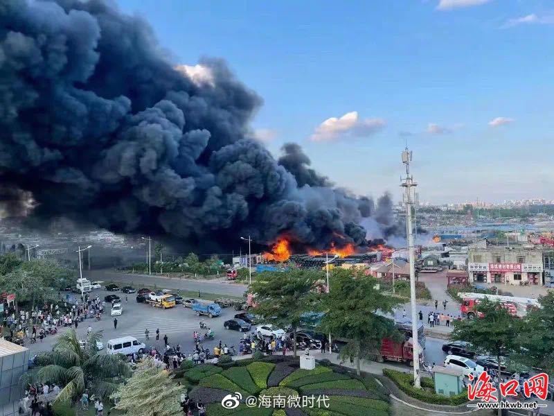 海口一建材市场旁PVC管道堆垛着火被成功