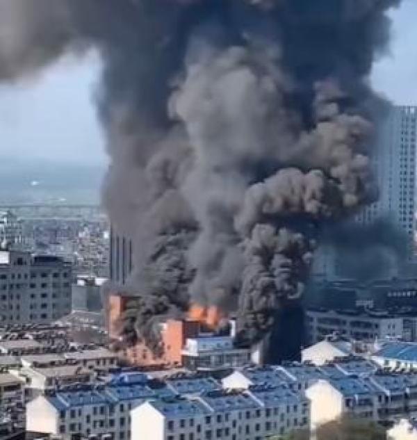 安徽池州铜锣湾商场发生火灾：4人身亡，2
