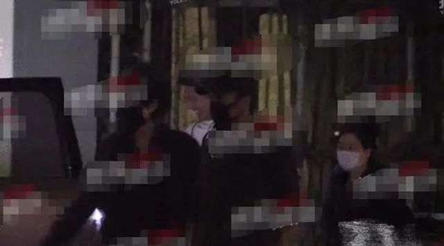 王菲谢霆锋牵手 大女人秒变小娇妻