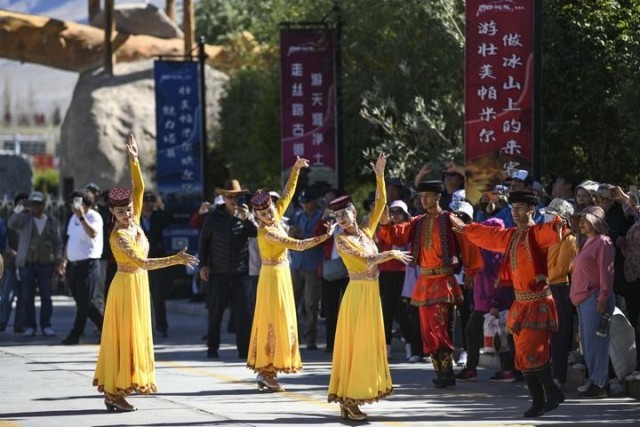 暑期“结尾”不减“旅游热” 文旅消费“稳