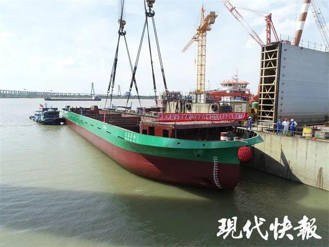 120标箱纯电动内河集装箱船在镇江下水，