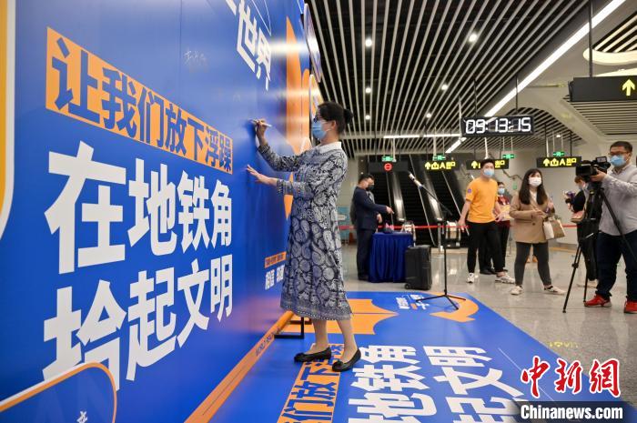 广西南宁建“书香地铁” 市民“一屏观万卷