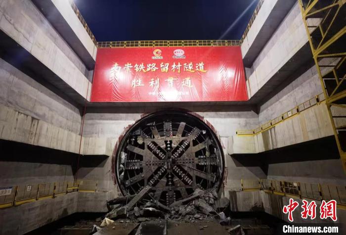 广西首条高铁盾构隧道全线贯通 进入双向铺