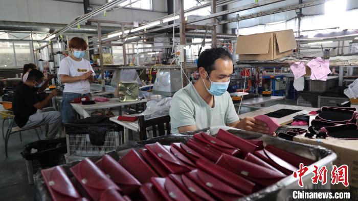 河北新河:“企业车间村民”模式让村民在“