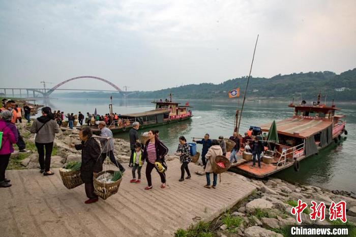 四川合江:“闫飞”长江公路大桥建成通车 