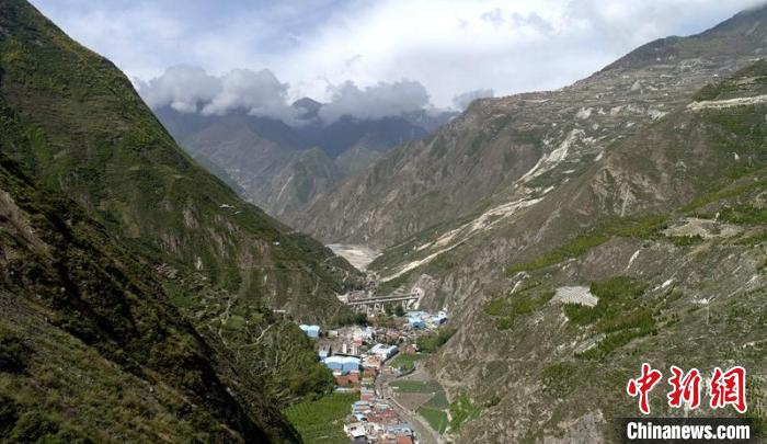 数以千计的建筑工人经过8年的努力 终于打