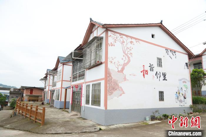 重庆开州:富德村巧打“智慧”牌“鸡窝地”